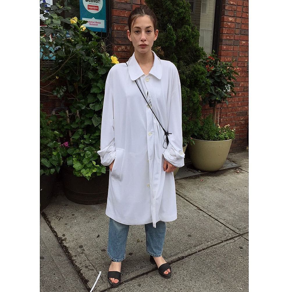 when i saw her from across the avenue waiting for the light at the cross walk i thought it was a labcoat she was wearing, I waited for her to cross and realized it was a lightweight trench! Have a great Monday! and great week